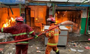 Petugas damkar sedang berusaha memadamkan kobaran api yang melanda Pasar Ciawi. (Sumber:Foto Rifki/Radartv)