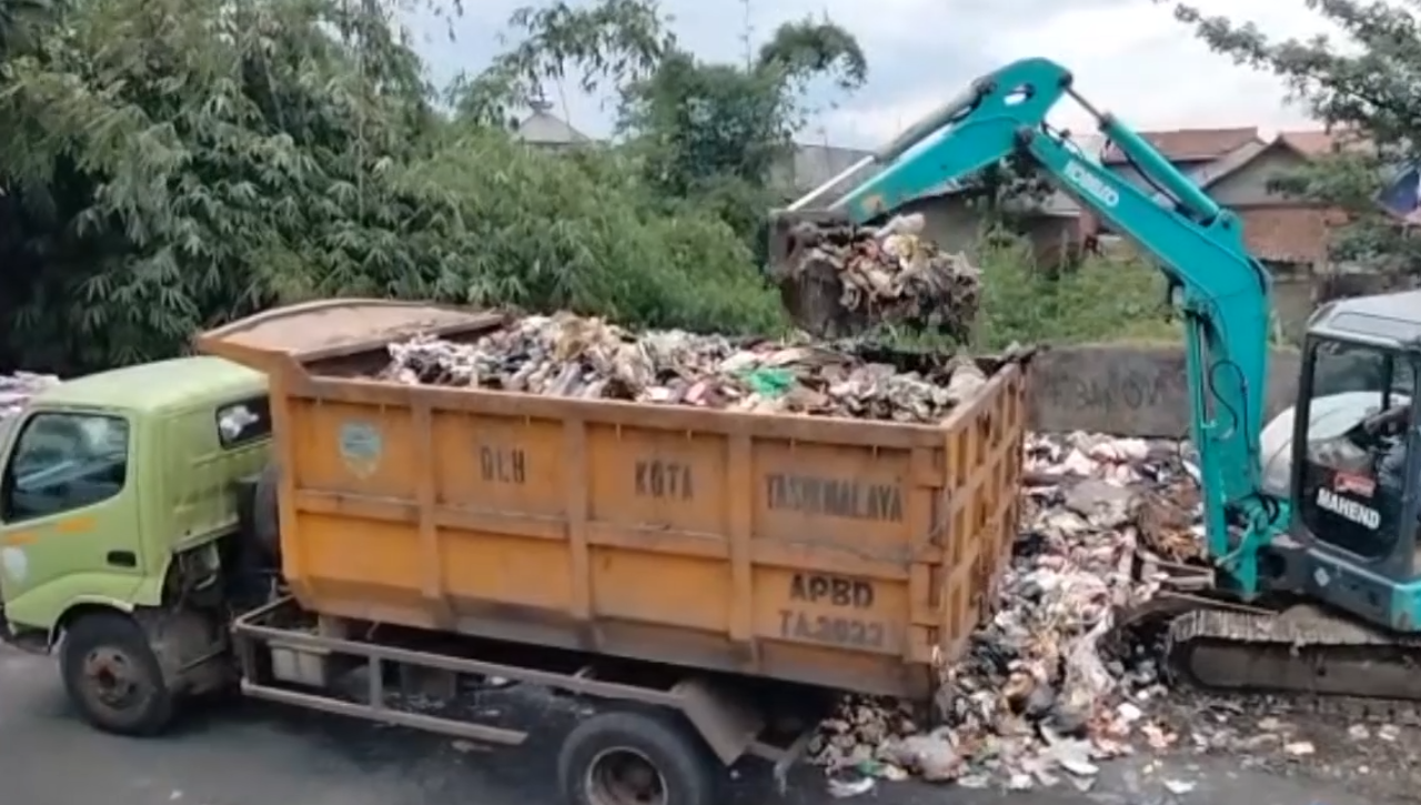 Alat Berat Sedang Mengangkut Sampah di Depasn SDN Argasari (Foto: Hasbi-Radartv)