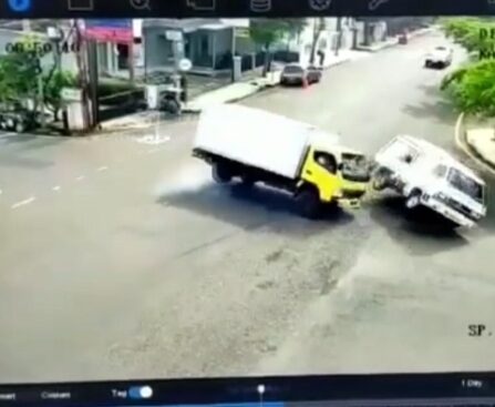 Detik-detik Kecelakaan saat Mobil Box Hantam Ambulans di Perempatan Tonjong Ciamis. (Foto: Rudiat-Radartv)
