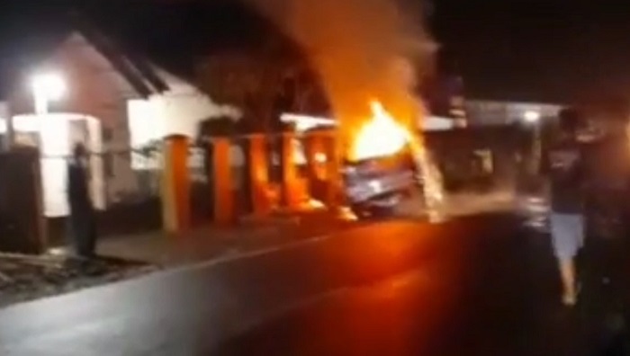 Detik-detik Mobil Avanza Alami Kebakaran di Jl Raya Garut-Tasikmalaya.(Foto: Fajar Rifaldi-Radartv)
