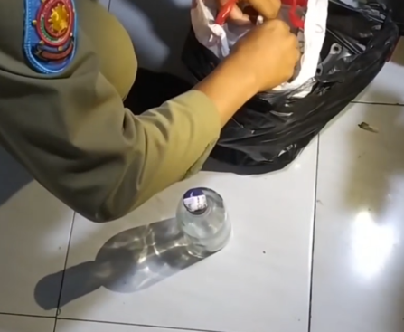 Petugas Satpol PP Sedang Mengamankan Barang Bukti Miras Saat Operasi Pekat.(Foto: Hasbi-Radartv)