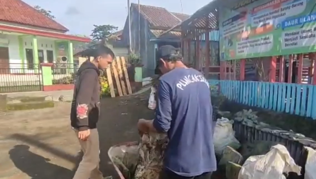 Warga Sedang Mengumpulkan Sampah Kaca.(Foto: Fajar Rifaldi-Radartv)