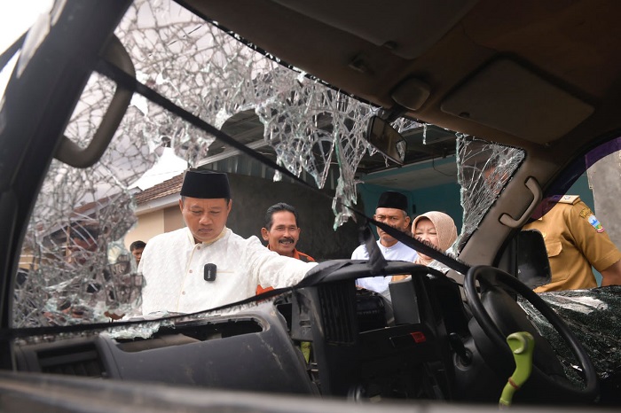 Wakil Gubernur Jawa Barat, Uu Ruzhanul Ulum saat melihat kondisi mobil korban hoaks penculikan asal Garut