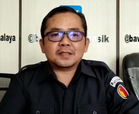 Ahmad Aziz Firdaus - Komisioner Bawaslu Kabupaten Tasikmalaya saat Menjelaskan terkait pelanggaran petugas pantarlih (foto/fajar rifaldi-radartv)