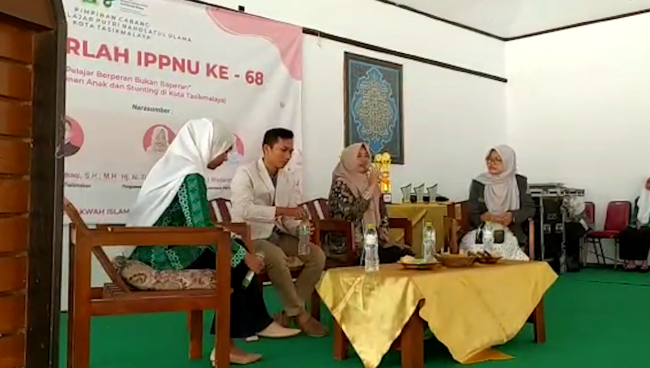 Eki saat menjadi pembicara dalam kegiatan Gebyar Harlah IPPNU di Gedung Dakwah Kota Tasikmalaya.(Foto: Muhammad Hasbi-Radar tv)