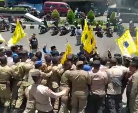 Massa Aksi Saling Dorong dengan Petugas Keamanan dalam Aksi Unjuk Rasa di tempat Pelaksanaan Musrenbang. (Foto: Hasbi-Radar Tv)