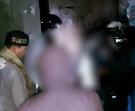 Tim Gabungan Sedang Merazia Tempat yang Disinyalir dipakai Untuk Pesta Miras Jenis Tuak di Kota Tasikmalaya. (Foto: Hasbi-Radar Tv)