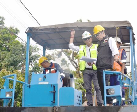 Gubernur Jawa Barat, Ridwan Kamil saat monitoring pekerjaan Pemeliharaan Berkala, Jl. Kartini, Kota Bekasi, Rabu (29/3/2023).