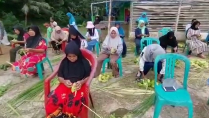 Ibu-ibu Sedang Berlomba Membuat Ketupat yang Merupakan Tradisi Tahunan di daerah Pamarican.(Foto: Rudiat - Radar Tv)