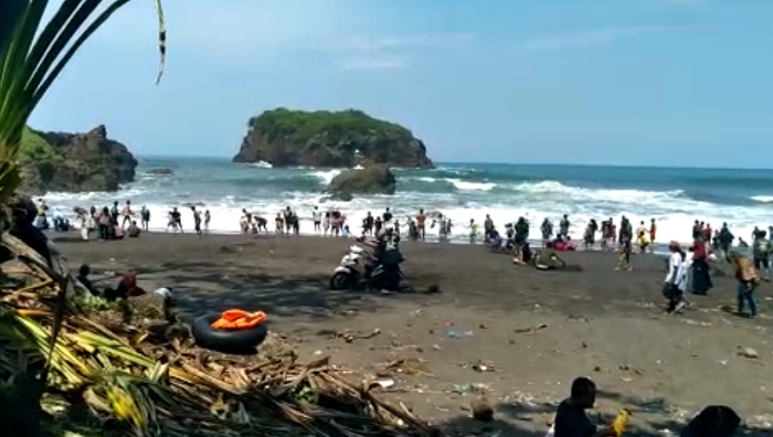 Suasana di Pantai Karang Tawulan di Kecamatan Cikalong Tasikmalaya, di padati pengunjung setelah libur lebaran.(Foto: Fajar - Radar Tv)