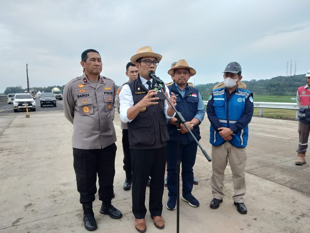 Ridwan Kamil saat monitoring Jalan Tol Cisumdawu Seksi 4. (foto/istimewa)