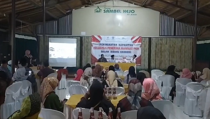 Para pendamping Program Keluarga Harapan (PKH) Cihideung Kota Tasikmalaya, saat menggelar sosialisasi peningkatan kapasitas Keluarga Penerima Manfaat (KPM) PKH dalam Bidang Ekonomi, Rabu 5 April 2023.(Foto: Hasbi - Radar Tv)