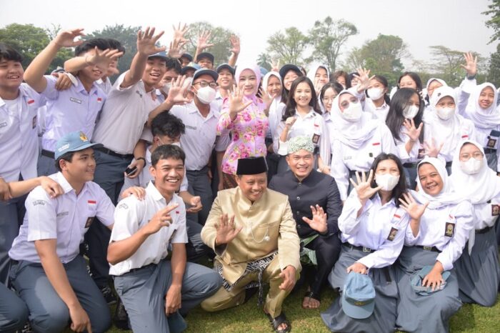 Uu Ruzhanul Ulum menjadi Inspektur Upacara pada Hari Pendidikan Nasional 2023 Tingkat Provinsi Jabar di Lapangan Gasibu, Kota Bandung, Selasa (2/5/2023) (foto/istimewa)