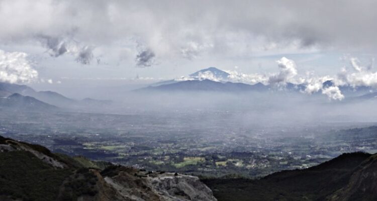 Rekomendasi Gunung Cantik di Jawa Barat