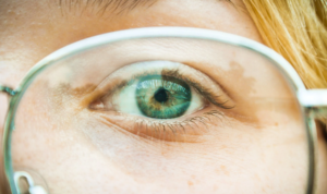 Faktor dan Kebiasaan Buruk Penyebab Mata Minus yang Perlu Kamu Tau